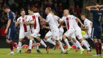 Lewandoswki celebra su segundo gol de la noche en Hampden Park.