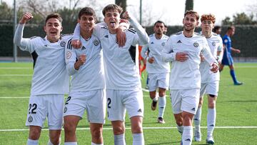 Los jugadores del RSC Internacional, futuro Real Madrid C, celebran un gol en un partido esta temporada.