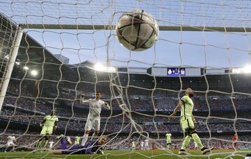 En las semifinales de la Champions, un disparo suyo que toca en Fernando se convierte en el único gol del encuentro. Tras no acertar la temporada anterior, Bale vuelve a colocar al Madrid en la final de la Champions. Se volverá a medir al Atlético, pero esta vez en Milán.