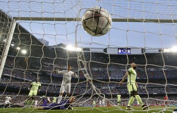 En las semifinales de la Champions, un disparo suyo que toca en Fernando se convierte en el ¨²nico gol del encuentro. Tras no acertar la temporada anterior, Bale vuelve a colocar al Madrid en la final de la Champions. Se volver¨¢ a medir al Atl¨¦tico, pero esta vez en Mil¨¢n.