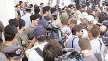 <b>CAOS A LA SALIDA</b>. Cientos de periodistas esperaban a Kenteris y Thanou a la salida de su comparecencia.