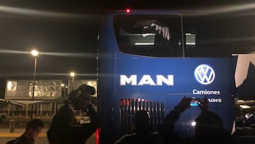 Apedrean camión de Rayados a la salida del estadio de Santos