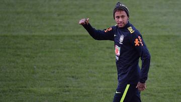 Neymar saluda durante el primer entrenamiento de Brasil para los amistosos ante Jap&oacute;n e Inglaterra, en Par&iacute;s.