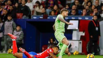MADRID, 16/03/2025.- El centrocampista mozambiqueño del Atlético de Madrid, Reinildo Mandava (i), cae ante el defensa del FC Barcelona, Iñigo Martínez, durante el encuentro correspondiente a la jornada 28 de Laliga EA Sports que disputan hoy domingo Atlético de Madrid y FC Barcelona en el estadio Metropolitano, en Madrid. EFE / J.J.Guillen.
