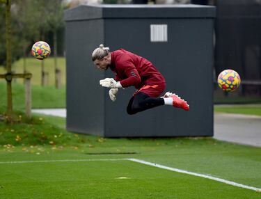 Viendo esta curiosa imagen, se podría pensar que en el AXA Training Center, la nueva ciudad deportiva del Liverpool, no existe la gravedad. El portero red Loris Karius parece levitar, junto con dos balones, durante un entrenamiento. Desde comienzos de noviembre el Liverpool ha cambiado sus viejas instalaciones de Melwood por estas de Kirkby.