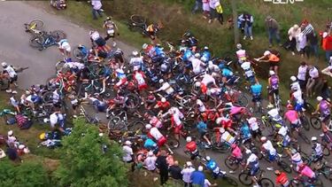 Montoneras, aficionados que no ven ciclistas y líderes caídos