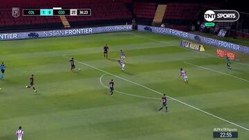 El veterano futbolista de Colón maravilló con un remate espectacular de exterior que superó por alto al arquero y entró a la red con sutileza. Una maravilla.