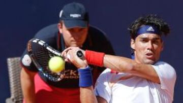 Fabio Fognini devuelve una pelota a Federico Delbonis en la final del Torneo de Hamburgo.