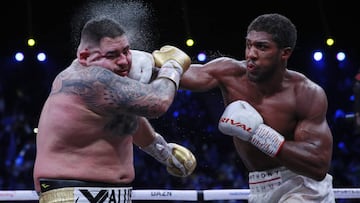 Anthony Joshua golpea a Andy Ruiz en su combate de revancha.