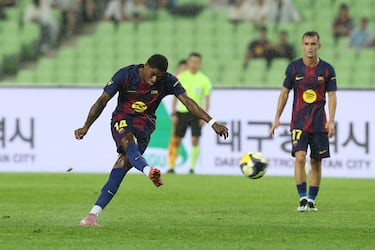 McUs Rashford, do FC Barcelona, em ação durante um americano amigável entre o FC Barcelona e o Daegu FC no estádio Daegu.