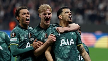 Soccer Football - Europa League - Quarter Final - Second Leg - Eintracht Frankfurt v Tottenham Hotspur - Deutsche Bank Park, Frankfurt, Germany - April 17, 2025 Tottenham Hotspur's Dominic Solanke celebrates scoring their first goal with Brennan Johnson and Lucas Bergvall REUTERS/Kai Pfaffenbach TPX IMAGES OF THE DAY