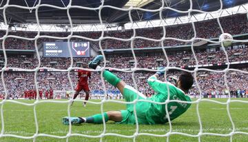 Wijnaldum's penalty saved by Claudio Bravo