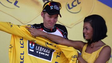 Jan Bakelants recoge el maillot de líder en el podio durante el Tour de Francia 2013.