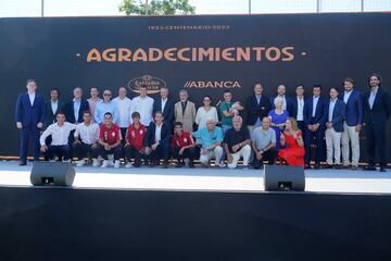 El presidente del Celta de Vigo, Carlos Mouriño (c), junto a miembros del equipo.