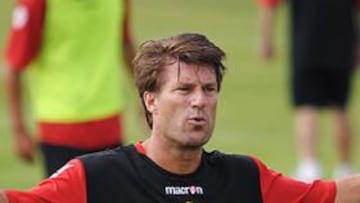 <b>REGRESO. </b>Michael Laudrup dando instrucciones sus jugadores de cara al partido del Camp Nou del próximo domingo.