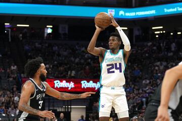 Brandon Miller, de los Charlotte Hornets, lanza a canasta durante el segundo cuarto de partido contra los San Antonio Spurs, en el Kings Summer Classic.