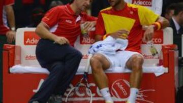 ANTE ALEMANIA. Feliciano habla con Moyá durante la eliminatoria de primera ronda que se perdió.