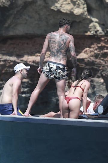 El lateral izquierdo del Real Madrid Theo Hern¨¢ndez se encuentra de vacaciones en Ibiza junto a sus amigos y pareja para relajarse antes de decidir su futuro.