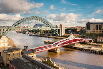 Situado sobre el río Tyne en el noreste de Inglaterra, que une Newcastle upon Tyne y Gateshead. Tiene una altura de 26 metros y fue inaugurado en agosto de 1925.