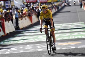 Geraint Thomas cruzando la linea de meta.