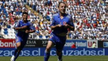 Gustavo Lorenzetti celebra su gol en el último duelo de la U ante la UC en San Carlos. 3-0 ganaron los azules en marzo de 2014.