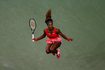 Segundo US Open consecutivo para la tenista norteamericana. Serena Williams disputaba un a?o despu¨¦s la final en su casa y lo hizo de nuevo frente a Victoria Azarenka. Otra vez contra la bielorrusa y otra vez una gran final al alcance de estas dos bestias del tenis. El partido lo consigui¨® ganar Serena en tres sets por 7-5, 6-7, 6-1.