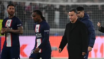 Paris Saint-Germain's French head coach Christophe Galtier (R) and his players react after the UEFA Champions League 1st round day 6 group H football match between Juventus Turin and Paris Saint-Germain (PSG) at the Juventus stadium in Turin on November 2, 2022. (Photo by FRANCK FIFE / AFP)