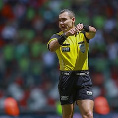 Marco Ortiz, el árbitro más activo en el Puebla vs América