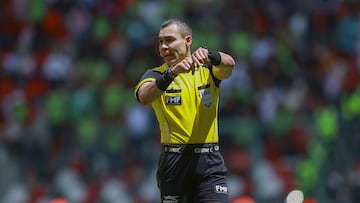 Marco Ortiz, el árbitro más activo en el Puebla vs América