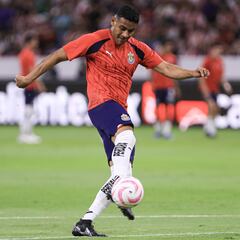 Chivas recupera para el Clásico a Tiba y Castillo
