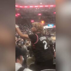 La madre coraje de Kawhi, a gritos con los aficionados que pitaron a su hijo