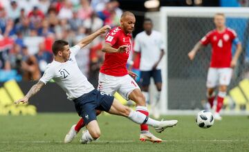 Lucas Hernández y Martin Braithwaite luchan por el balón.