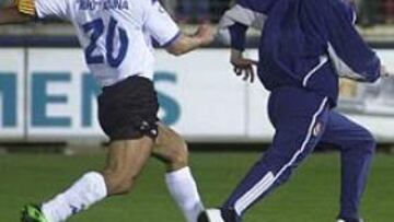 <B>UNAS IMÁGENES DE IMPACTO</B>. En la fotografía de la derecha se observa cómo Acuña persigue a un aficionado. Arriba, Láinez golpeando a un seguidor. En la imagen de abajo el guardameta es sujetado por sus propios compañeros.