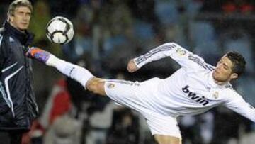 <b>PROFESOR, TOME NOTA. </b>Cristiano exhibió su depurada técnica controlando el balón bajo la atenta mirada de Pellegrini.