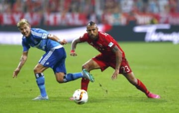 Arturo Vidal disputa la pelota con Lewis Holtby de Hamburgo.