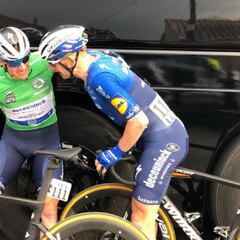 Bennett se luce mientras la carrera avanza entre dudas