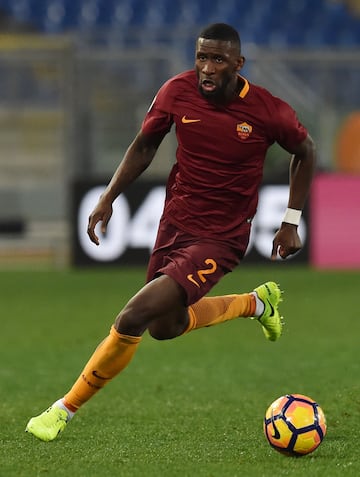 Vistió la camiseta de la AS Roma desde 2015 hasta 2017. Jugó un total de 72 partidos, marcó 2 goles y dio 4 asistencias. Recibió 14 tarjetas amarillas y fue expulsado dos veces, una por doble amarilla y otra por roja directa. 