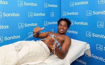 El futbolista brasileño durante el reconocimiento médico. 