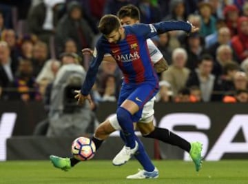 Gerard Piqué con el balón. 