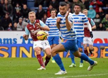 Scott Arfield ya sacó el remate para la apertura del marcador. Isla observa.