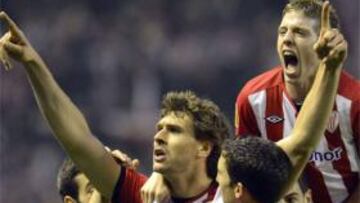 <b>ATHLETIC 2 - M. UNITED 1</b>. Fernando Llorente celebra con sus compañeros el primer gol.