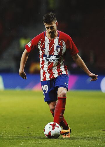 El lateral izquierdo ha tenido una carrera curiosa. Tras participar en tres partidos con Simeone, en Europa League en Copenhague y en Copa por partida doble, se marcharía a jugar un año a Armenia, en el Ararat-Armenia. El Alavés se haría con sus servicios, pero para cederle al NK Istra croata.