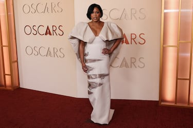 Tamron Hall posa en la alfombra roja del Dolby Theatre.