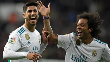 Real Madrid's Spanish midfielder Marco Asensio celebrates with Real Madrid's Brazilian defender Marcelo (R) after scoring a goal during the Spanish league football match Real Madrid CF vs UD Las Palmas at the Santiago Bernabeu stadium in Madrid on November 5, 2017. / AFP PHOTO / GABRIEL BOUYS