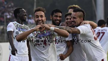 Fran Morante y Fran González celebran un gol con Mohun Bagan.