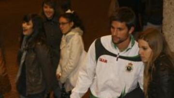 <b>ÍDOLO. </b>Jóvenes aficionadas racinguistas recibieron ayer a su equipo en Madrid. Adrián fue el jugador más solicitado.