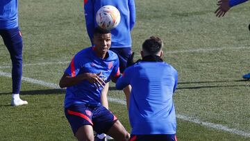 Reinildo, en un entrenamiento del Atlético.