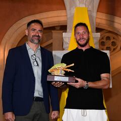 Conan sigue recibiendo cariño cadista en forma de trofeo