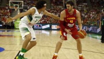 Varejao defiende a Pau Gasol durante la Copa del Mundo 2014.
