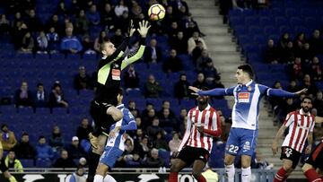El guardameta del Espanyol, Pau López, durante un partido ante el Athletic de Bilbao.